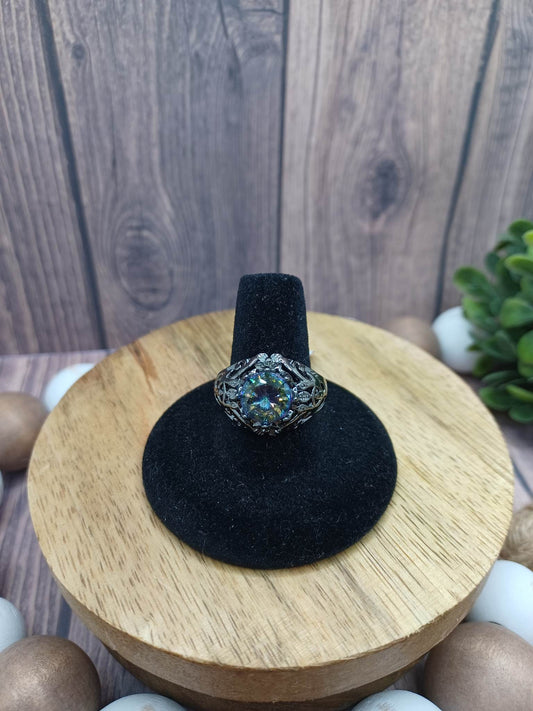 Antiqued Silver Filigree Ring w/ Oil Spill Rhinestone Center - Size 9