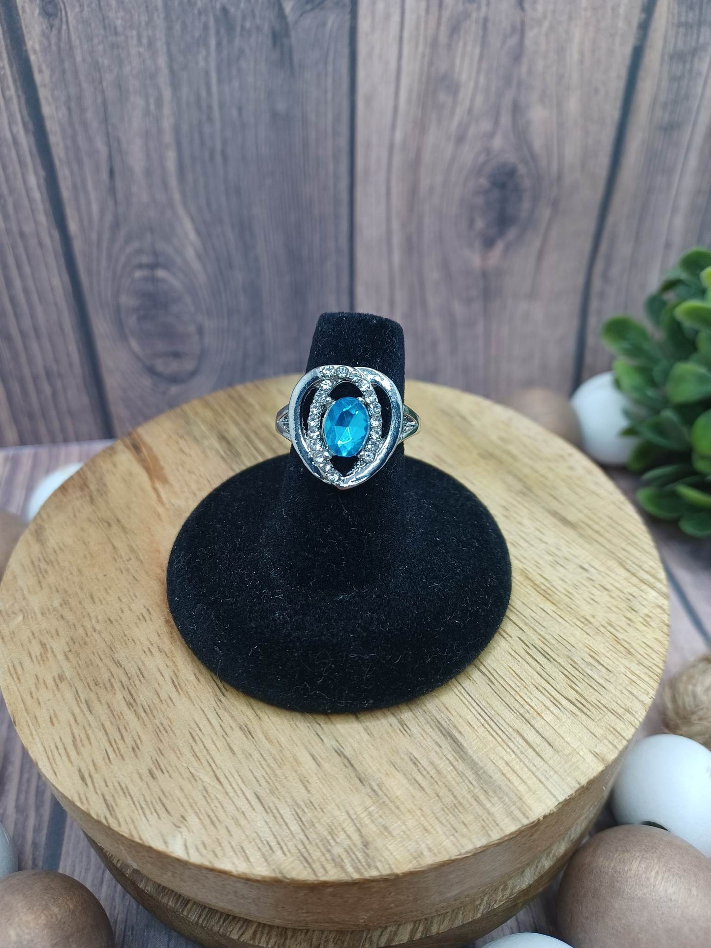 Silver Ring w/ Oval Rhinestone Design & Light Blue Rhinestone Center - Size 8