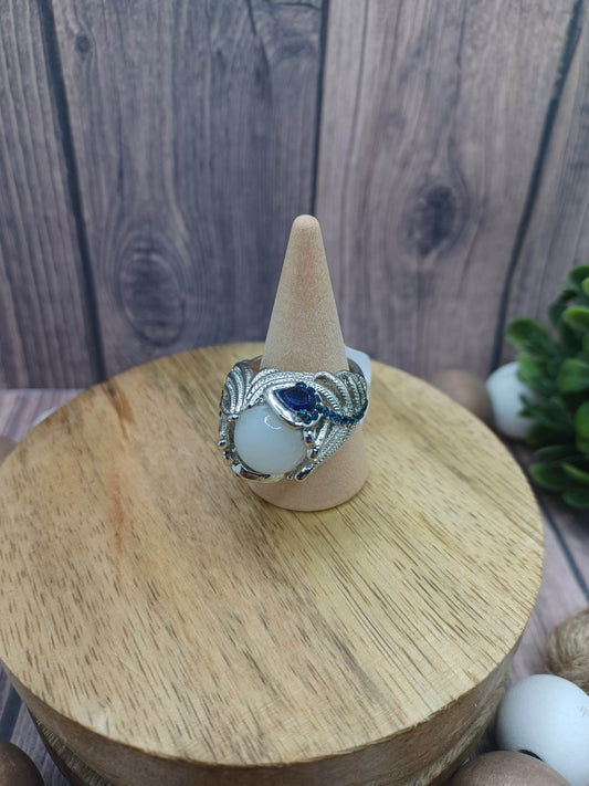 Silver Ring w/ White Center Stone & Blue Rhinestone Detail - Size 7.5