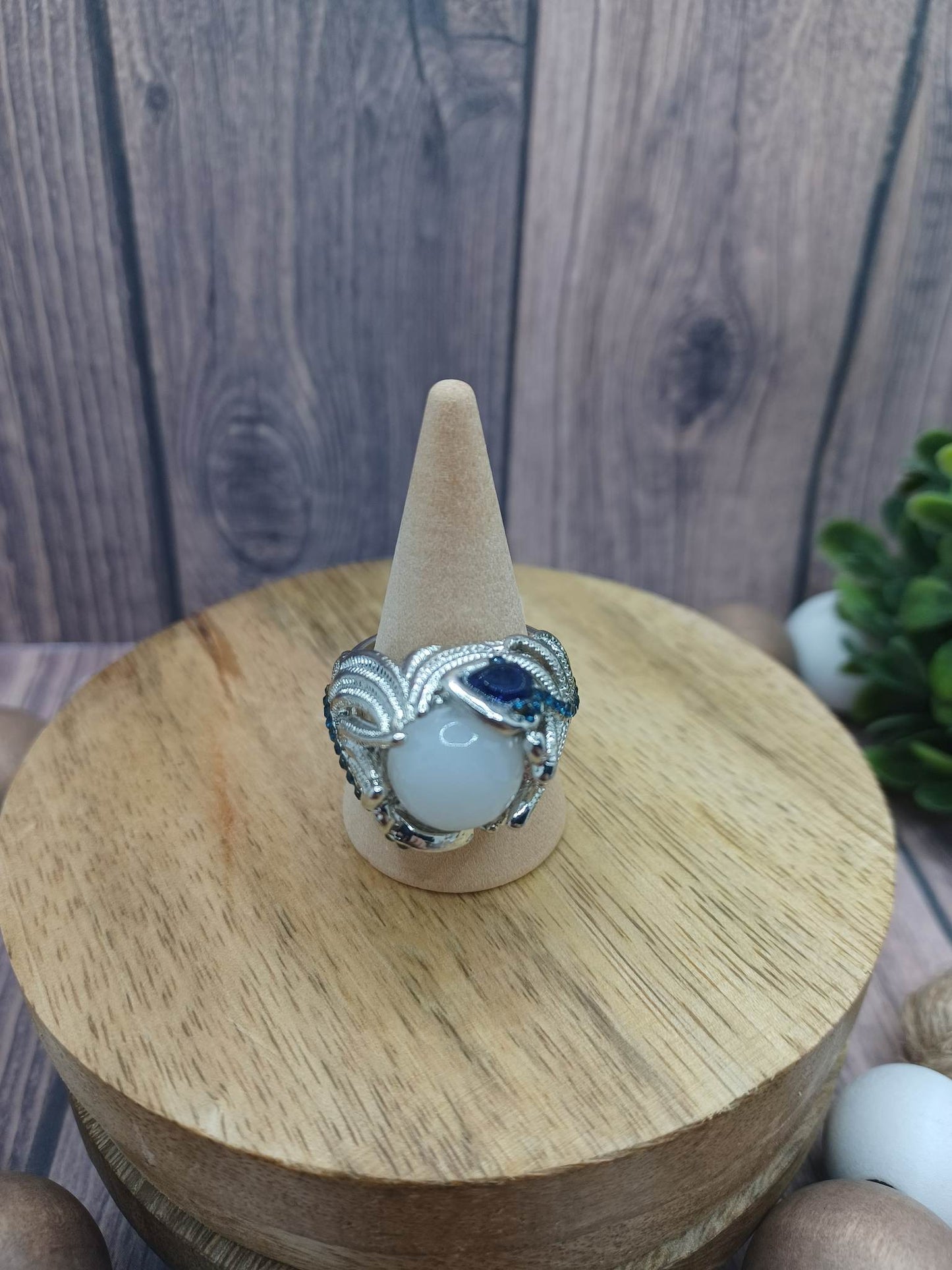 Silver Ring w/ White Center Stone & Blue Rhinestone Detail - Size 7.5