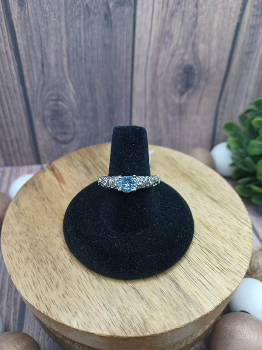 Simple Silver Ring w/ White Rhinestones - Size 8