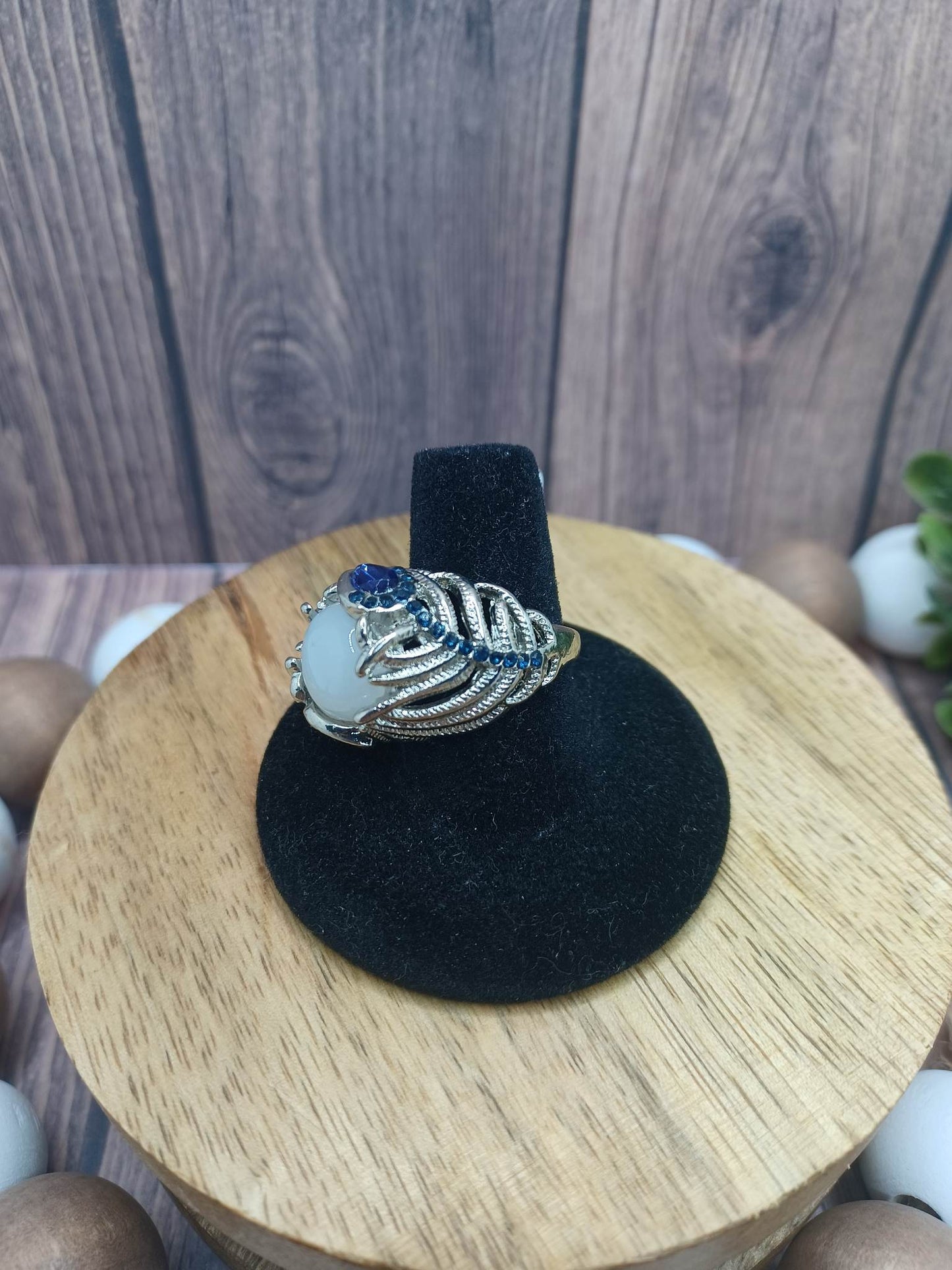 Silver Ring w/ White Center Stone & Blue Rhinestone Detail - Size 7.5