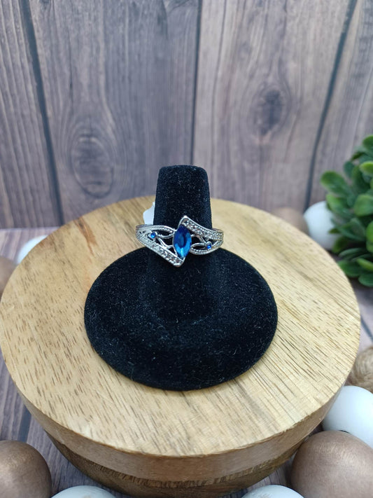 Silver Ring w/ White Rhinestones & Purple Center Rhinestone - Size 8.5