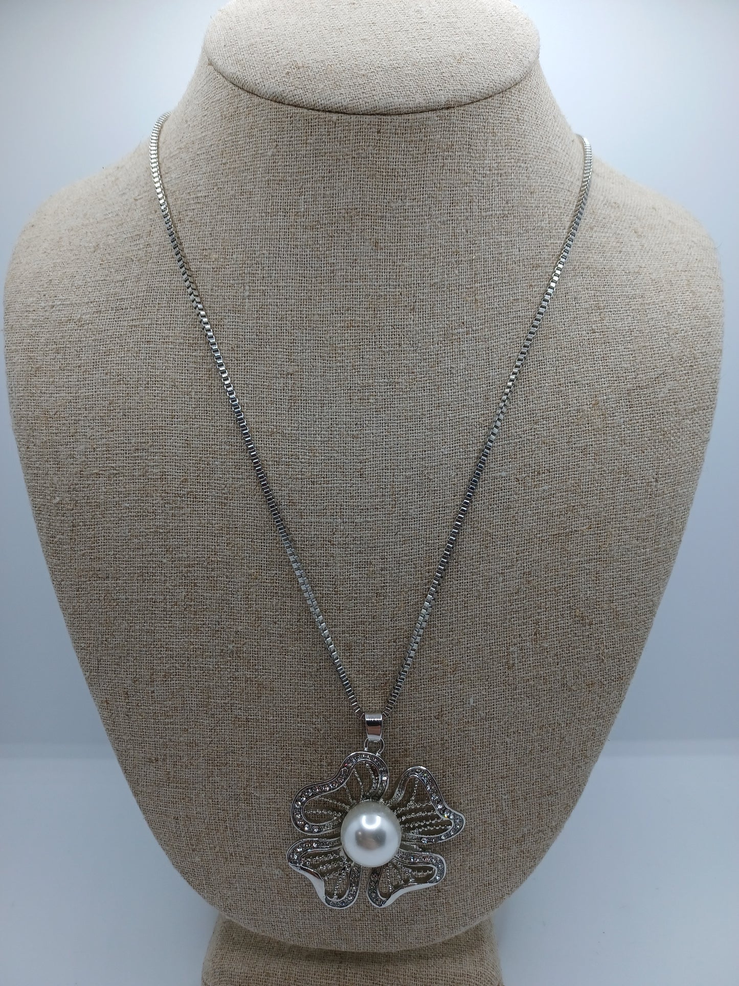 Flower w/ Pearl Center Necklace