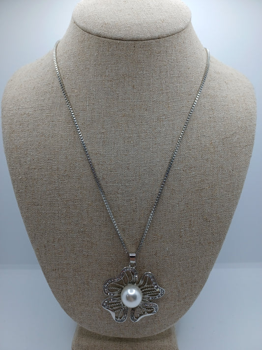 Flower w/ Pearl Center Necklace