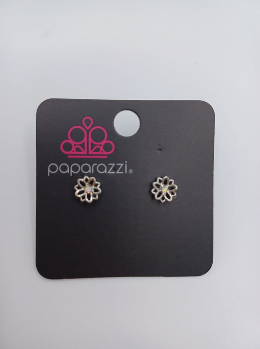 Dainty Flower Earrings w Rhinestone